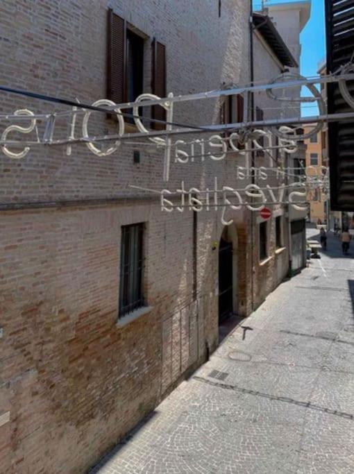 Appartamento Centro Storico Nuovo E Ristrutturato Pesaro Bagian luar foto
